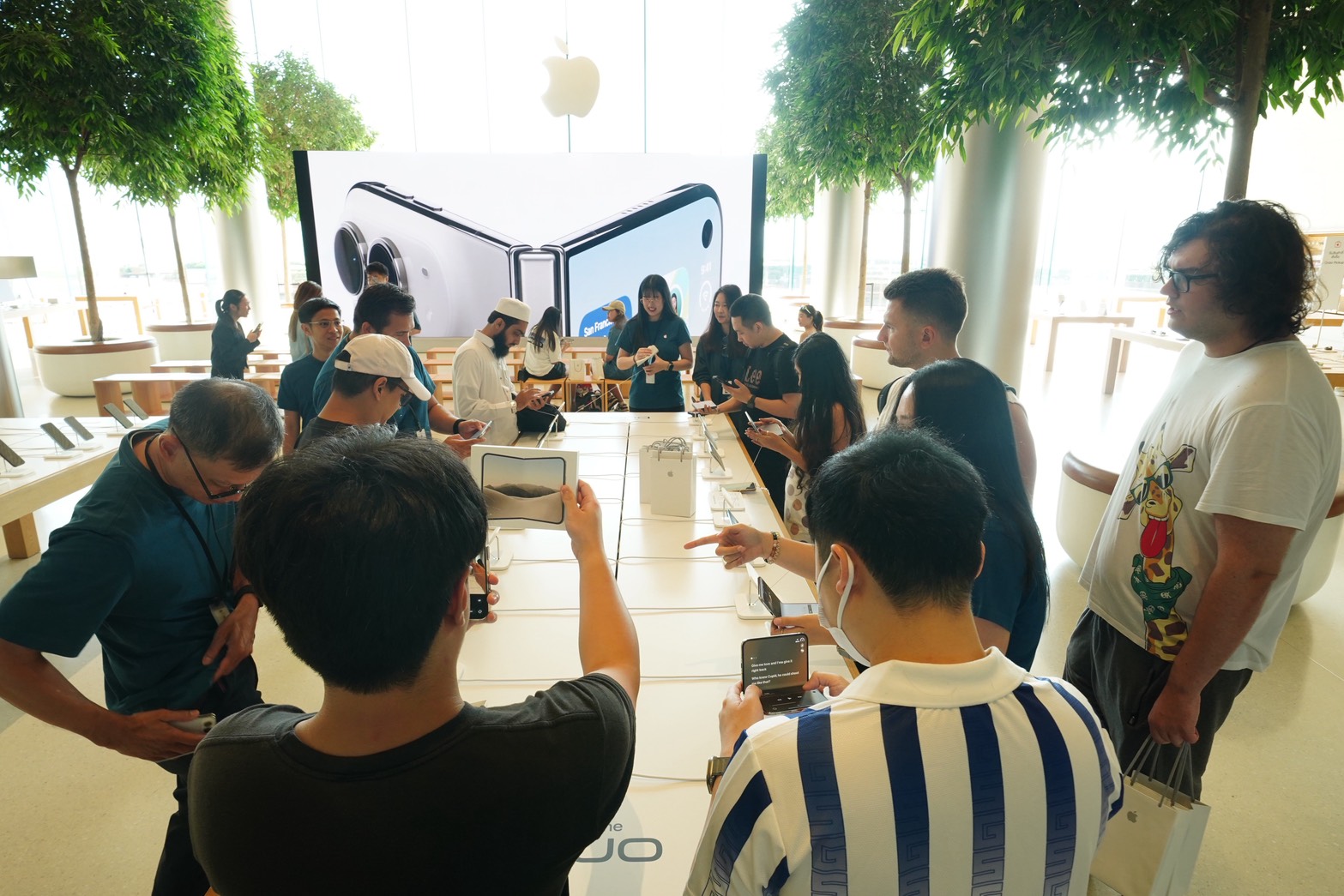 สัมผัสประสบการณ์ใหม่ก่อนใคร! Apple Store ไอคอนสยาม ต้อนรับการวางจำหน่าย iPhone Duo อย่างเป็นทางการแล้ววันนี้